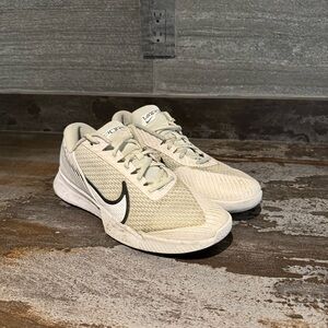Nike Vapor Pro Tennis Shoes White & Black Size 11 US Men Slightly Used